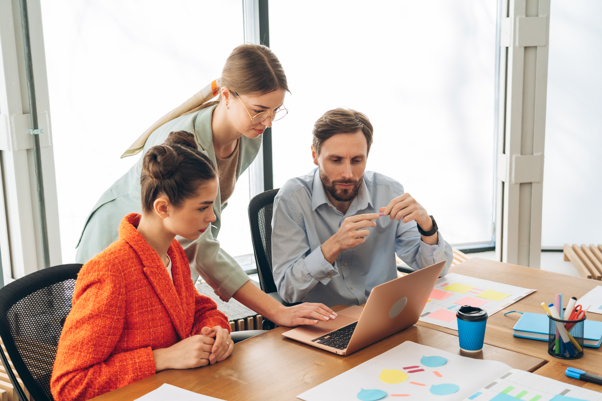 複数人でPCを見ている画像