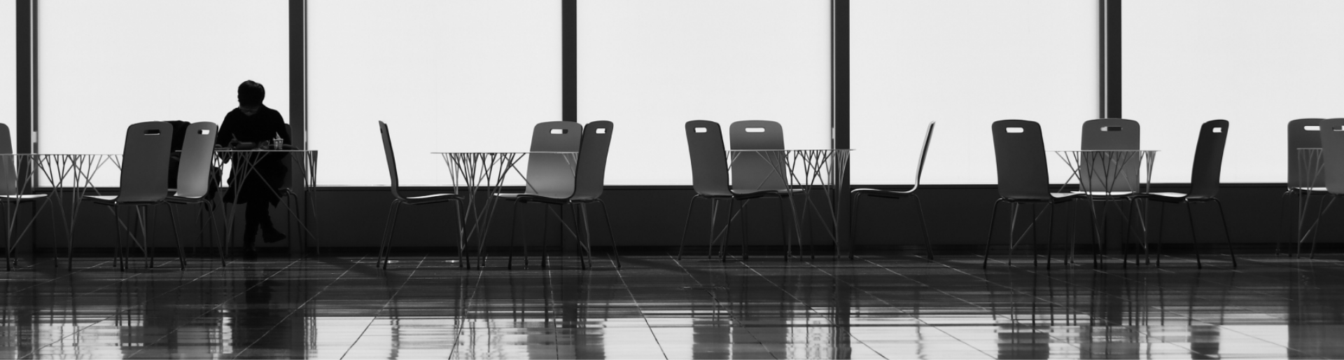 オフィスで男性が椅子に座っている画像